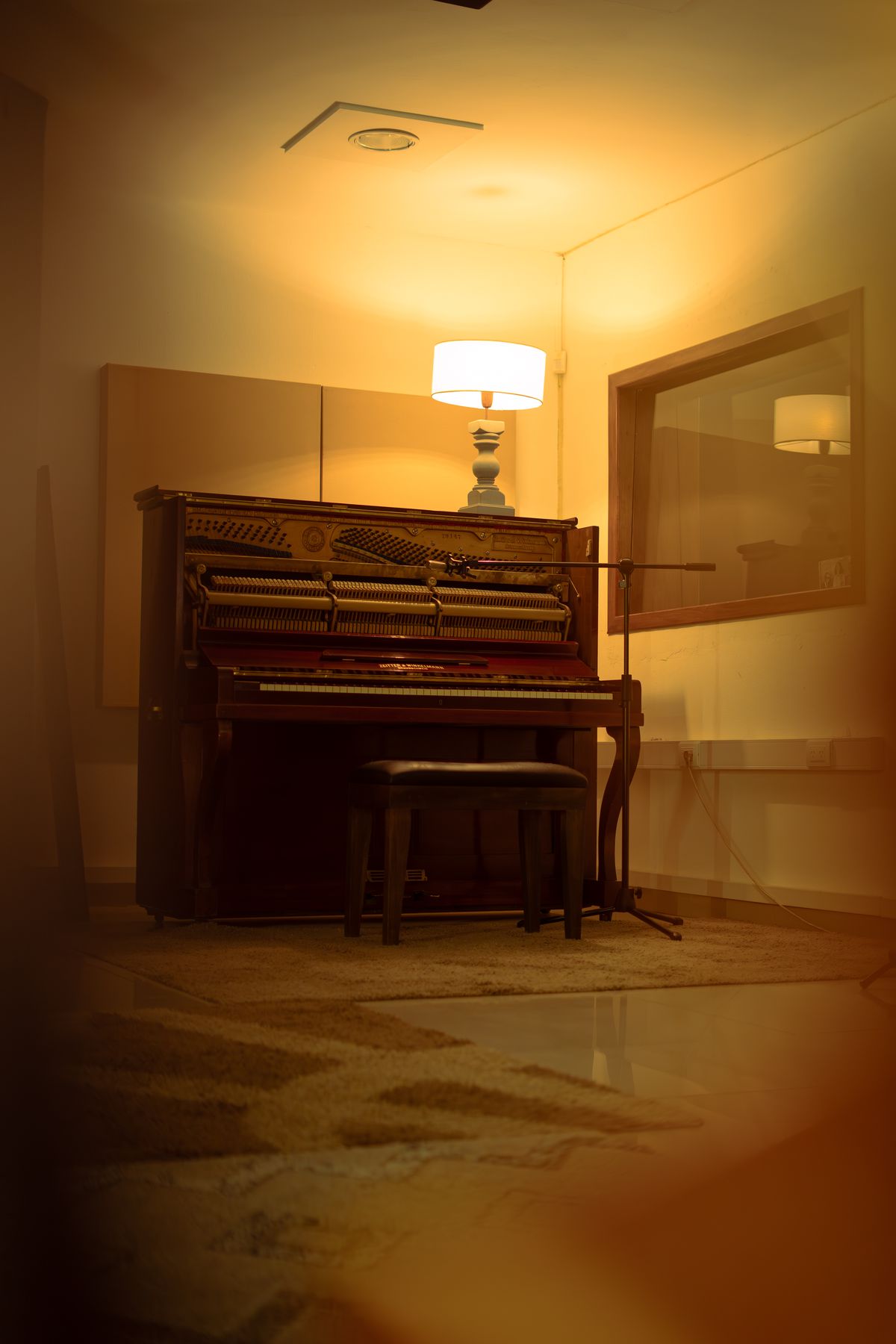 Piano acústico de Islandia Estudio iluminado por una lámpara