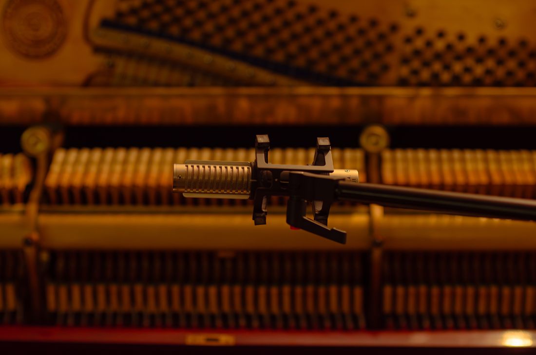Micrófono sobre las cuerdas del piano