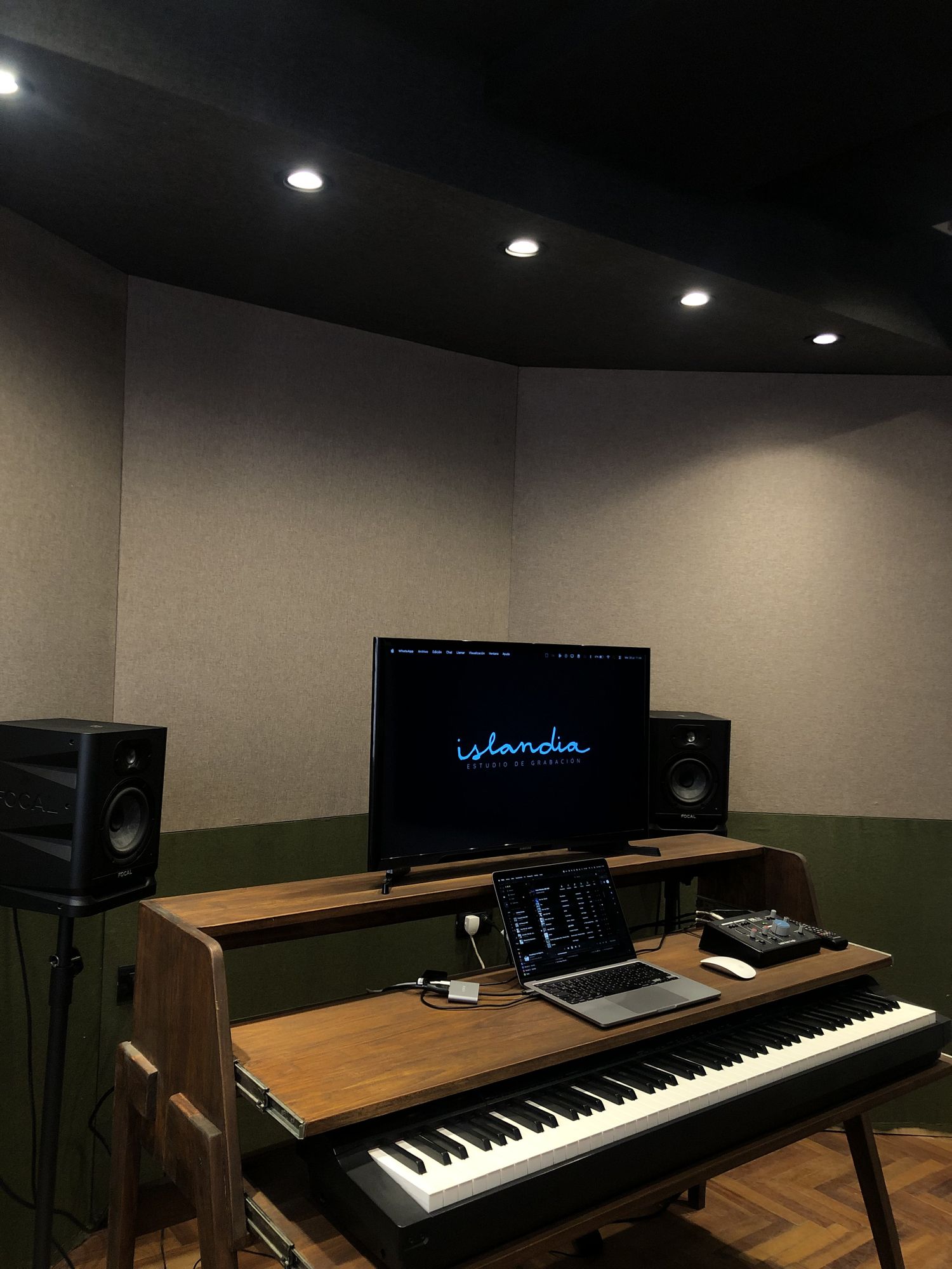 Estudio C, con escritorio de producción, piano y monitores Focal